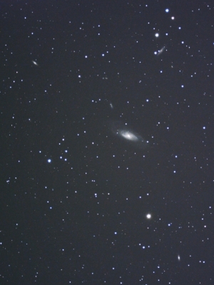 M106棒渦巻銀河と遠方銀河。